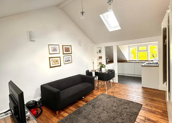 Stylish Top Floor Flat In The Heart Of Camden!